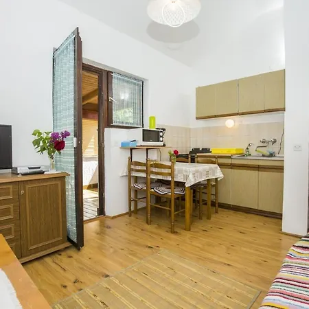 Apartment Vili アパート Pinezići