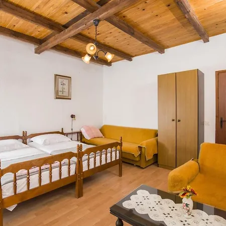 Apartment Vili *
